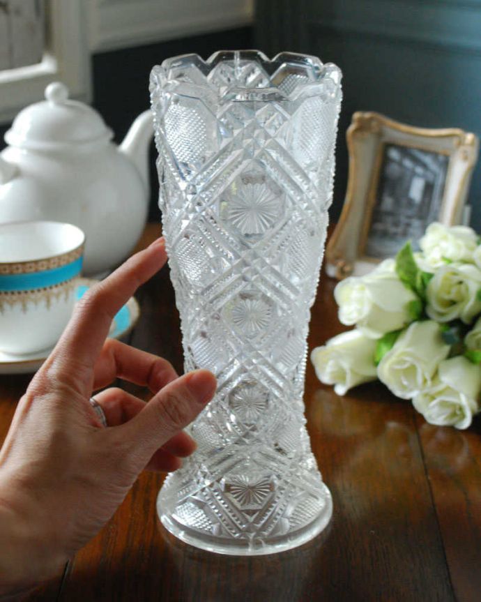 アンティーク 雑貨のガラス小物　アンティーク雑貨　豪華で繊細なカッティングが美しく輝くアンティークプレスドグラス 、フラワーベース。気軽に使えるフラワーベース英国らしくいろんなサイズが見つかる花器。(pg-5184)