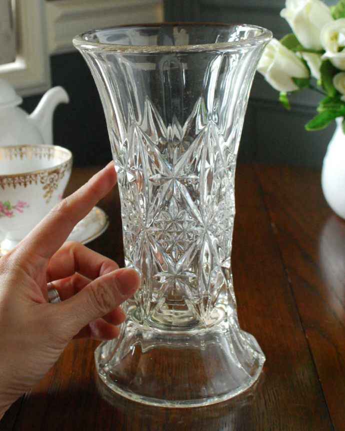 アンティーク 雑貨のガラス小物　アンティーク雑貨　お花と一緒にお部屋を華やかに演出してくれるアンティークプレスドグラス、フラワーベース。気軽に使えるフラワーベース英国らしくいろんなサイズが見つかる花器。(pg-5185)