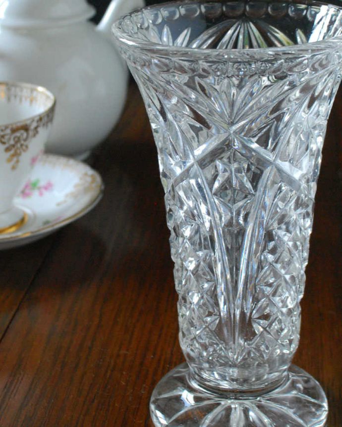 アンティーク 雑貨のガラス小物　アンティーク雑貨　英国のアンティークのガラスの花器、脚付きのフラワーベース。普段の生活にパッと華を添えてくれるアンティーク気軽に使えるアンティークのプレスドグラスの中で、もっとも英国らしいアイテムの花器。(pg-5187)