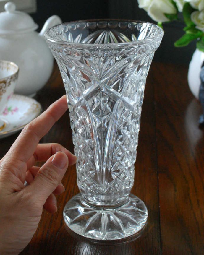 アンティーク 雑貨のガラス小物　アンティーク雑貨　英国のアンティークのガラスの花器、脚付きのフラワーベース。キラキラ輝く美しさ置いておくだけでも絵になるデザイン。(pg-5187)