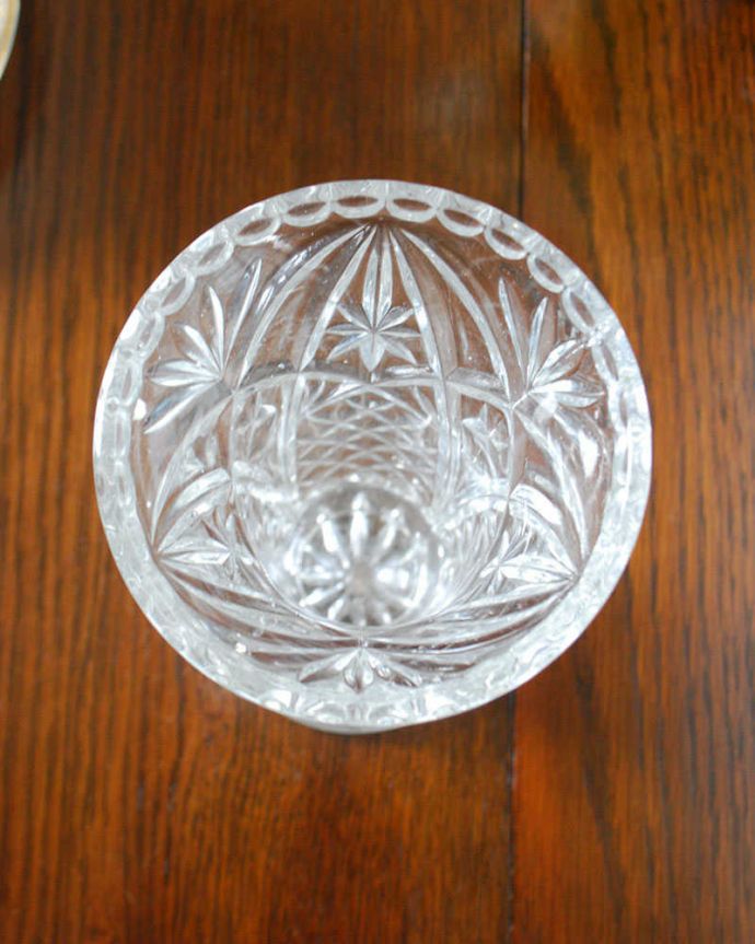 アンティーク 雑貨のガラス小物　アンティーク雑貨　英国のアンティークのガラスの花器、脚付きのフラワーベース。上から見て中をチェックアンティークなので多少の欠けやキズがある場合がありますが、使用上問題ありませんのでご了承下さい。(pg-5187)