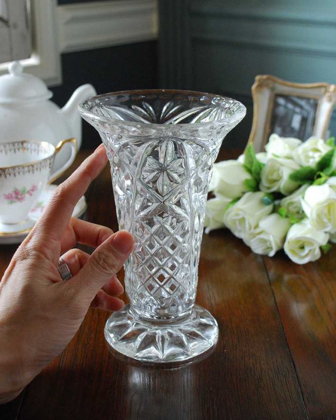 アンティーク 雑貨のガラス小物　アンティーク雑貨　表情豊かなカッティングがあるアンティークプレスドグラスのフラワーベース（花器）。キラキラ輝く美しさ置いておくだけでも絵になるデザイン。(pg-5188)