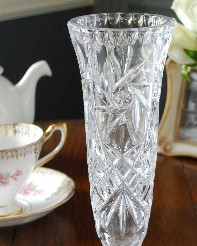 アンティーク 雑貨のガラス小物　アンティーク雑貨　スマートなフォルムのアンティークプレスドグラス、フラワーべース。普段の生活にパッと華を添えてくれるアンティーク気軽に使えるアンティークのプレスドグラスの中で、もっとも英国らしいアイテムの花器。(pg-5189)