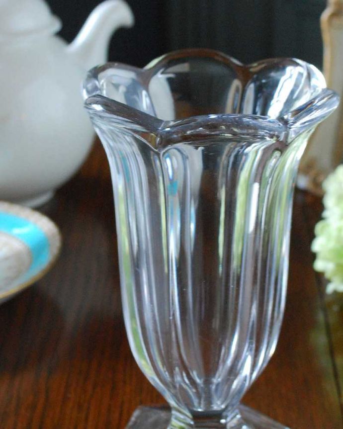 アンティーク 雑貨のガラス小物　アンティーク雑貨　お花が咲いたような美しいフォルムのアンティークプレスドグラス 、フラワーベース。普段の生活にパッと華を添えてくれるアンティーク気軽に使えるアンティークのプレスドグラスの中で、もっとも英国らしいアイテムの花器。(pg-5191)