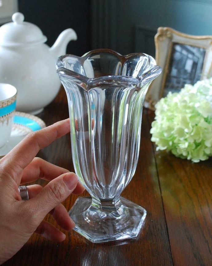 アンティーク 雑貨のガラス小物　アンティーク雑貨　お花が咲いたような美しいフォルムのアンティークプレスドグラス 、フラワーベース。キラキラ輝く美しさ置いておくだけでも絵になるデザイン。(pg-5191)