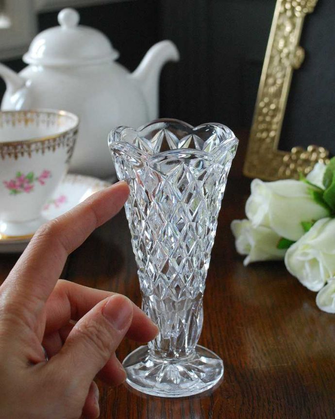 アンティーク 雑貨のガラス小物　アンティーク雑貨　食卓やお花と一緒に華やぐアンティークプレスドグラス、スイートベース(フラワーベース)。使いやすい小さなサイズ器としてはもちろん1輪挿しにも使える小さくて使いやすいサイズ。(pg-5192)
