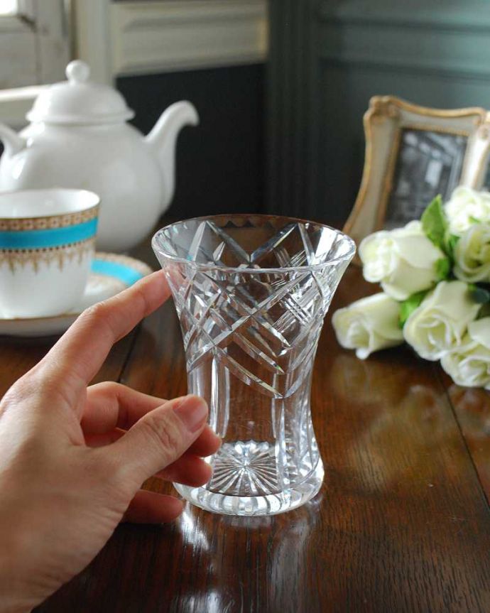 アンティーク 雑貨のガラス小物　アンティーク雑貨　小さなサイズが可愛いアンティークプレスドグラス、シンプルなデザインのフラワーベース。お花を１輪挿すだけ花器が美しいので１輪挿すだけでパッと華やかになります。(pg-5194)