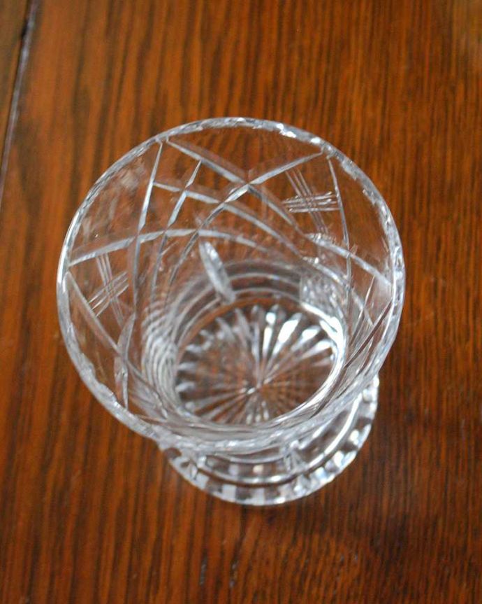 アンティーク 雑貨のガラス小物　アンティーク雑貨　小さなサイズが可愛いアンティークプレスドグラス、シンプルなデザインのフラワーベース。上から見るとこんな感じですアンティークなので多少のキズ・欠けがある場合がありますが、使用上問題ありませんのでご了承下さい。(pg-5194)