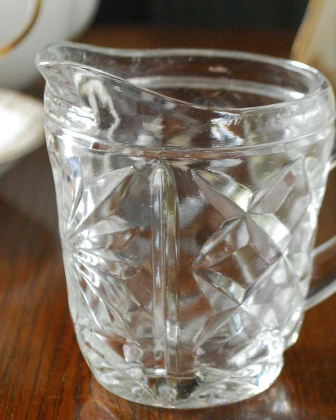 アンティーク 雑貨のガラス小物　アンティーク雑貨　小さなフラワーベースとしてもおススメのプレスドグラス、アンティークのミルクポット。お茶の時間に欠かせないミルクピッチャーミルクティーが大好きな英国人が作ったガラスのミルクピッチャーは、たっぷりミルクが注げるようにサイズが大きめです。(pg-5195)