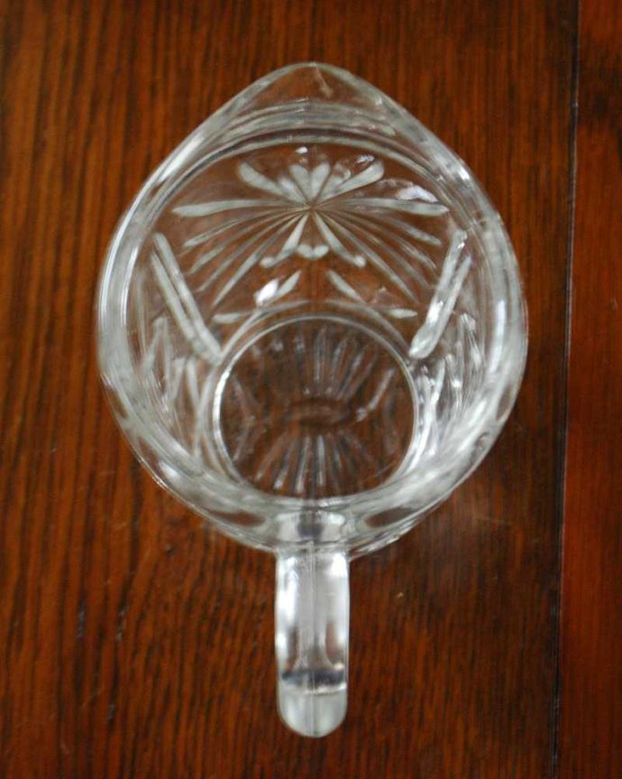 アンティーク 雑貨のガラス小物　アンティーク雑貨　小さなフラワーベースとしてもおススメのプレスドグラス、アンティークのミルクポット。上から見るとこんな感じです。(pg-5195)