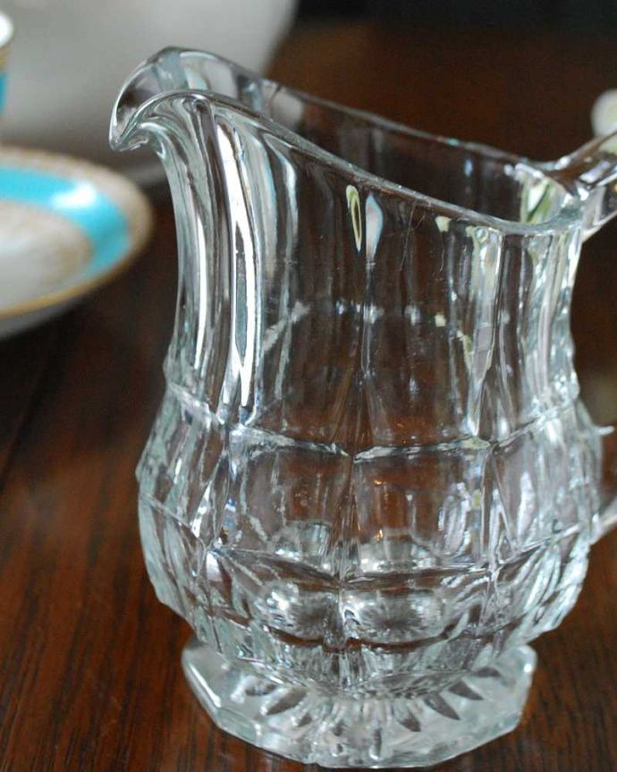 アンティーク 雑貨のガラス小物　アンティーク雑貨　ミニサイズでキラキラ光るガラスピッチャー、アンティークのプレスドグラス。お茶の時間に欠かせないミルクピッチャーミルクティーが大好きな英国人が作ったガラスのミルクピッチャーは、たっぷりミルクが注げるようにサイズが大きめです。(pg-5196)