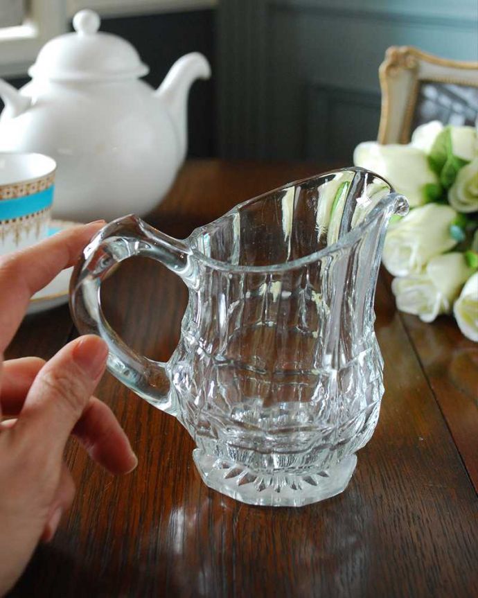 アンティーク 雑貨のガラス小物　アンティーク雑貨　ミニサイズでキラキラ光るガラスピッチャー、アンティークのプレスドグラス。持ち手もしっかり付いています昔と同じようにミルクを入れて使うのはもちろん使い方は自由自在。(pg-5196)