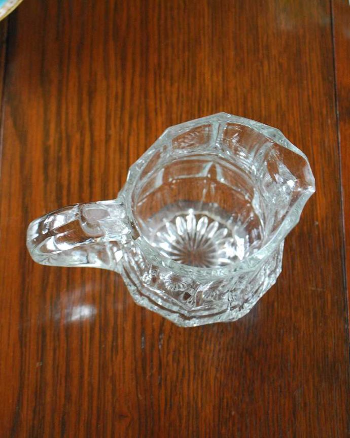 アンティーク 雑貨のガラス小物　アンティーク雑貨　ミニサイズでキラキラ光るガラスピッチャー、アンティークのプレスドグラス。上から見るとこんな感じです。(pg-5196)