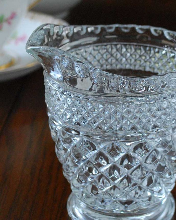 アンティーク 雑貨のガラス小物　アンティーク雑貨　大小のダイヤカットが美しく輝くアンティークプレスドグラス、ミニピッチャー(ミルクポット)。お茶の時間に欠かせないミルクピッチャーミルクティーが大好きな英国人が作ったガラスのミルクピッチャーは、たっぷりミルクが注げるようにサイズが大きめです。(pg-5199)