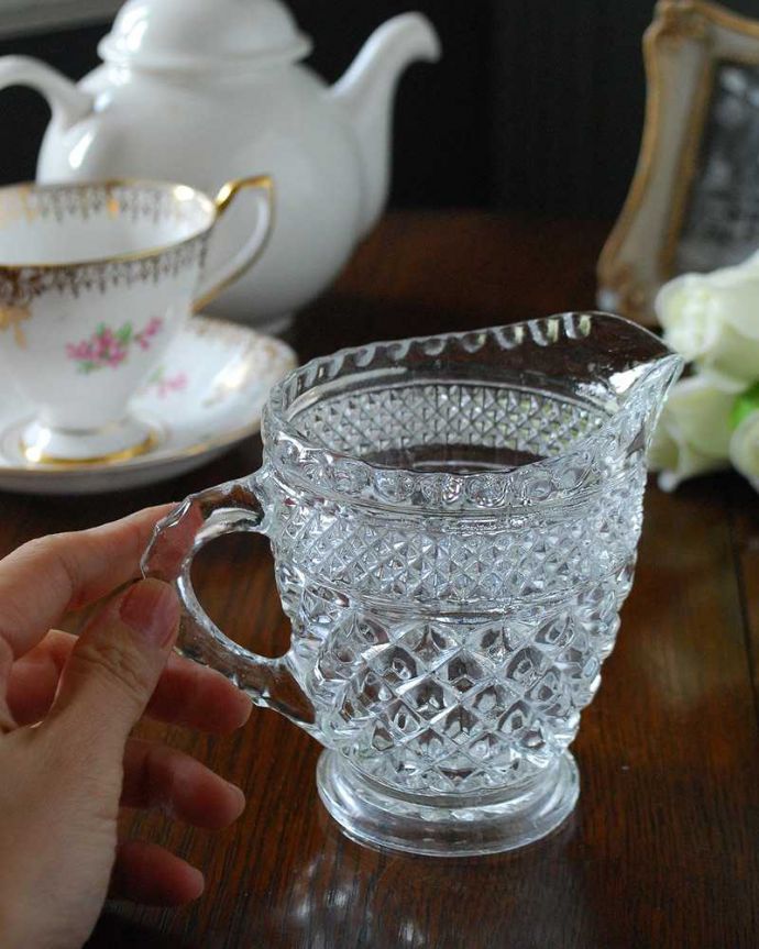 アンティーク 雑貨のガラス小物　アンティーク雑貨　大小のダイヤカットが美しく輝くアンティークプレスドグラス、ミニピッチャー(ミルクポット)。持ち手もしっかり付いています昔と同じようにミルクを入れて使うのはもちろん使い方は自由自在。(pg-5199)