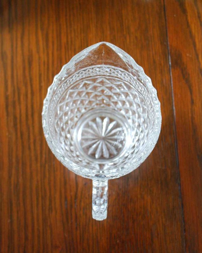 アンティーク 雑貨のガラス小物　アンティーク雑貨　大小のダイヤカットが美しく輝くアンティークプレスドグラス、ミニピッチャー(ミルクポット)。上から見るとこんな感じです。(pg-5199)