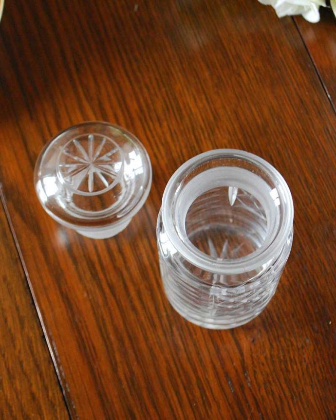 アンティーク 雑貨のガラス小物　アンティーク雑貨　蓋付きのオシャレなガラスケース、アンティークプレスドグラス(ピクルスジャー)。中身を見るとこんな感じコンディションのいいものだけを選んできたので、仕様上問題はありません。(pg-5202)