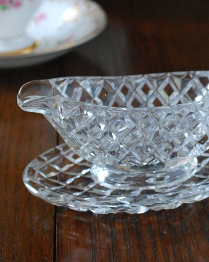 アンティーク 雑貨のガラス小物　アンティーク雑貨　ダイヤカットがキラキラ輝くアンティークプレスドグラス、ソースポット。食卓を華やかにしてくれる器日本ではあまり見かけないソースポットですが、意外にもいろんなものを入れて便利に使えます。(pg-5203)