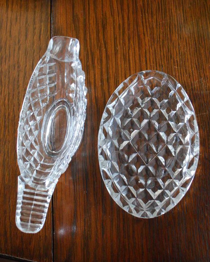 アンティーク 雑貨のガラス小物　アンティーク雑貨　ダイヤカットがキラキラ輝くアンティークプレスドグラス、ソースポット。上から見ると･･･アンティークなので多少のキズやカケがある場合はありますが、使用上問題はありませんのでご了承下さい。(pg-5203)