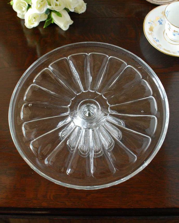 アンティーク 雑貨のガラス小物　アンティーク雑貨　ガラスのケーキスタンド、英国アンティークのプレスドグラス。上から見ると美しいデザインアンティークのため、多少の欠け・傷がある場合がありますが、使用上問題はありませんので、ご了承下さい。(pg-5210)