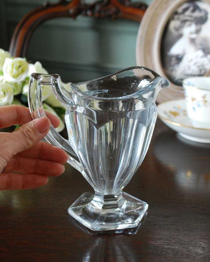 アンティーク 雑貨のガラス小物　アンティーク雑貨　お茶の時間のお供に、アンティークのプレスドグラス(ミルクポット)。持ち手もしっかり付いています昔と同じようにミルクを入れて使うのはもちろん使い方は自由自在。(pg-5216)