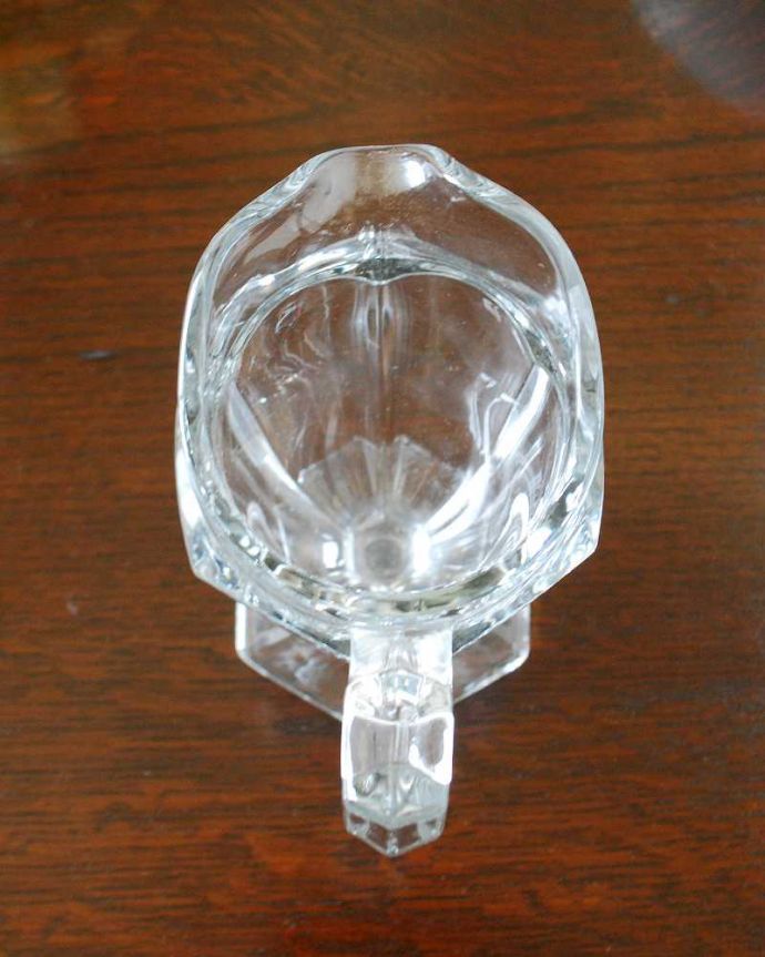 アンティーク 雑貨のガラス小物　アンティーク雑貨　お茶の時間のお供に、アンティークのプレスドグラス(ミルクポット)。上から見るとこんな感じです。(pg-5216)