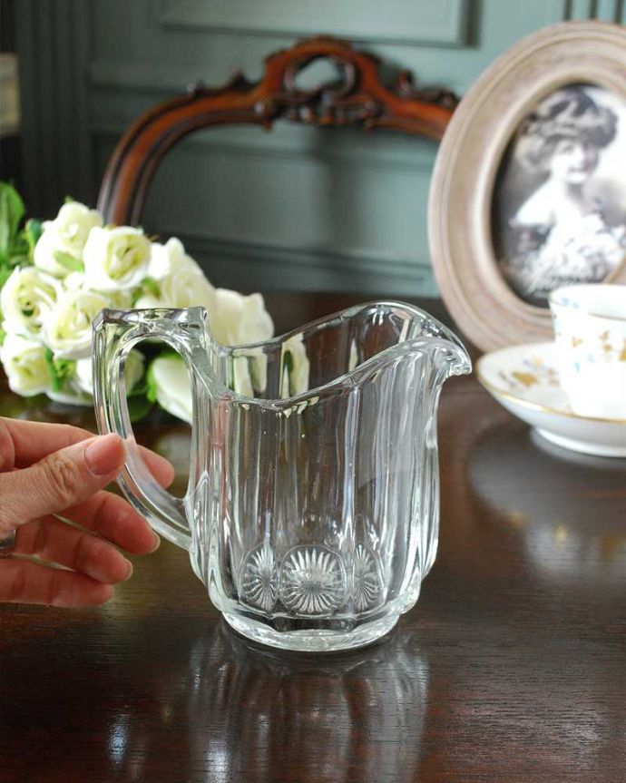 アンティーク 雑貨のガラス小物　アンティーク雑貨　シンプルなデザインで使いやすいアンティークプレスドグラスのミルクポット。持ち手もしっかり付いています昔と同じようにミルクを入れて使うのはもちろん使い方は自由自在。(pg-5218)