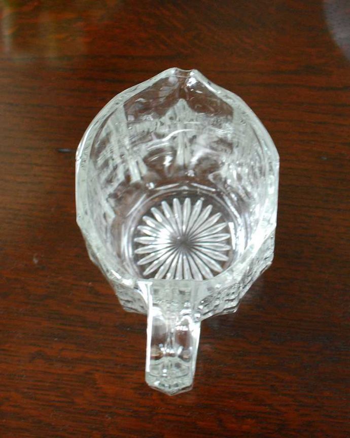 アンティーク 雑貨のガラス小物　アンティーク雑貨　シンプルなデザインで使いやすいアンティークプレスドグラスのミルクポット。上から見るとこんな感じです。(pg-5218)