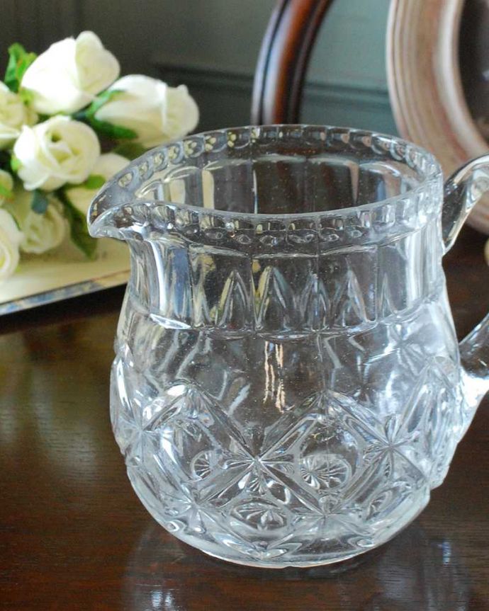 アンティーク 雑貨のガラス小物　アンティーク雑貨　毎日の食卓で活躍するアンティークプレスドグラス、ウォータージャグ。英国の家庭には必ずあるウォータージャグアルコールを飲まない人のためにテーブルの中央にお水を置いて置かれていたウォータージャグ。(pg-5221)