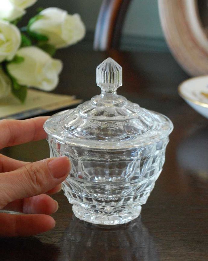 アンティーク 雑貨のガラス小物　アンティーク雑貨　宝石のような持ち手が付いたアンティークプレスドグラス（シュガーポット）。コロンとしたサイズが便利につかえる。(pg-5226)