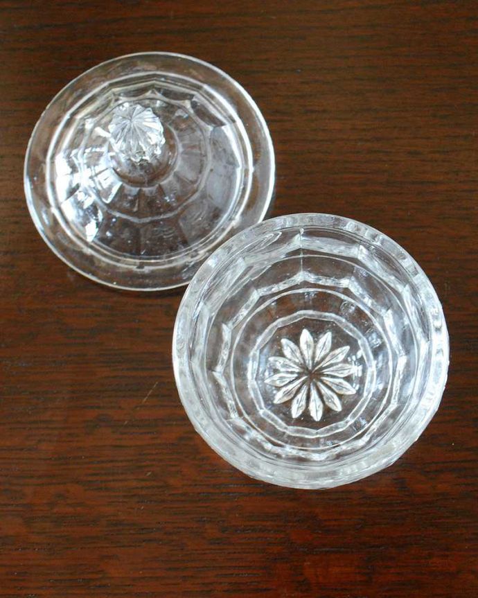 アンティーク 雑貨のガラス小物　アンティーク雑貨　宝石のような持ち手が付いたアンティークプレスドグラス（シュガーポット）。ふたをとって中をのぞいてみると･･･アンティークのため、多少の欠け・傷がある場合がありますが、使用上問題はありませんので、ご了承下さい。(pg-5226)