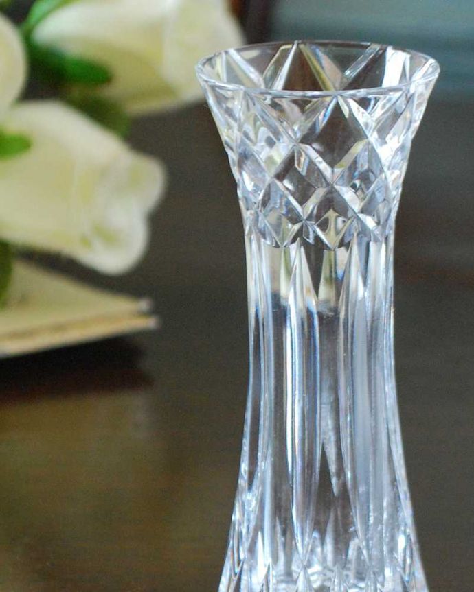 アンティーク 雑貨のガラス小物　アンティーク雑貨　上品なカッティングが魅力的なプレスドグラス、アンティークのフラワーベース。贅沢な時間が流れる1人用のパーソナル花器1人に1つずつ、お花を入れてテーブルにセットされていたパーソナル花器。(pg-5238)