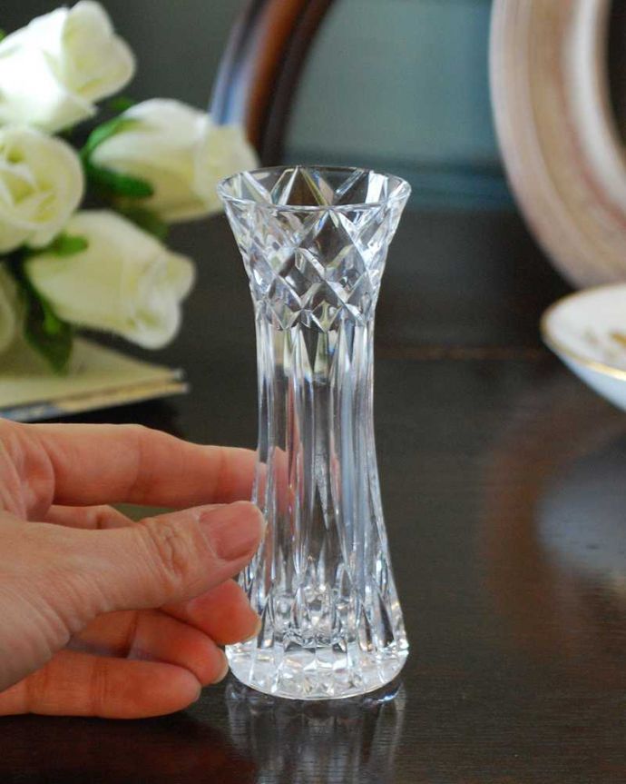 アンティーク 雑貨のガラス小物　アンティーク雑貨　上品なカッティングが魅力的なプレスドグラス、アンティークのフラワーベース。お花を１輪挿すだけ花器が美しいので１輪挿すだけでパッと華やかになります。(pg-5238)