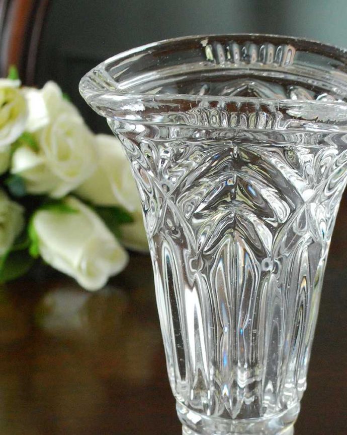 アンティーク雑貨 細身の扇型がオシャレなフラワーベース、アンティークプレスドグラス。普段の生活にパッと華を添えてくれるアンティーク気軽に使えるアンティークのプレスドグラスの中で、もっとも英国らしいアイテムの花器。(pg-5240)