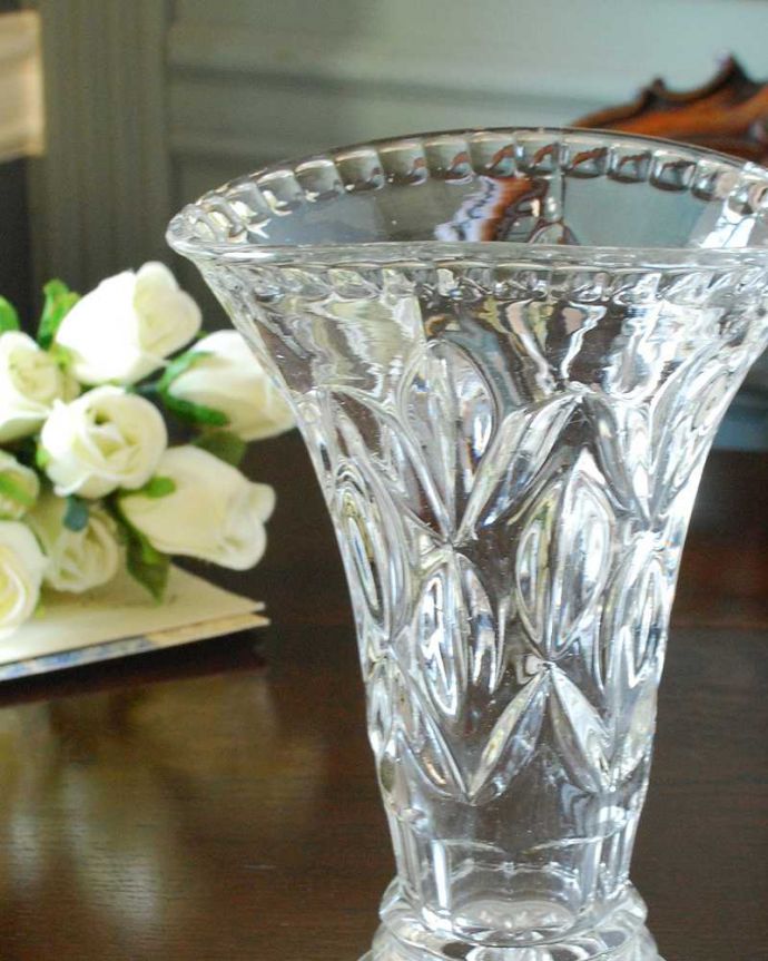 アンティーク 雑貨のガラス小物　アンティーク雑貨　花束のようなシルエットがかわいいフラワーベース、アンティークプレスドグラス。普段の生活にパッと華を添えてくれるアンティーク気軽に使えるアンティークのプレスドグラスの中で、もっとも英国らしいアイテムの花器。(pg-5241)