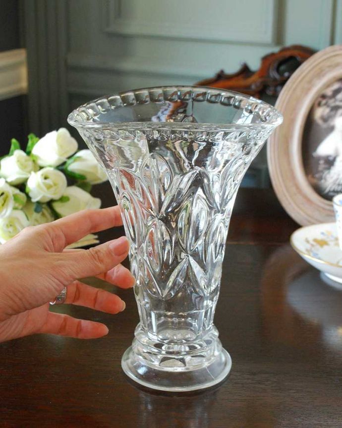 アンティーク 雑貨のガラス小物　アンティーク雑貨　花束のようなシルエットがかわいいフラワーベース、アンティークプレスドグラス。キラキラ輝く美しさ置いておくだけでも絵になるデザイン。(pg-5241)