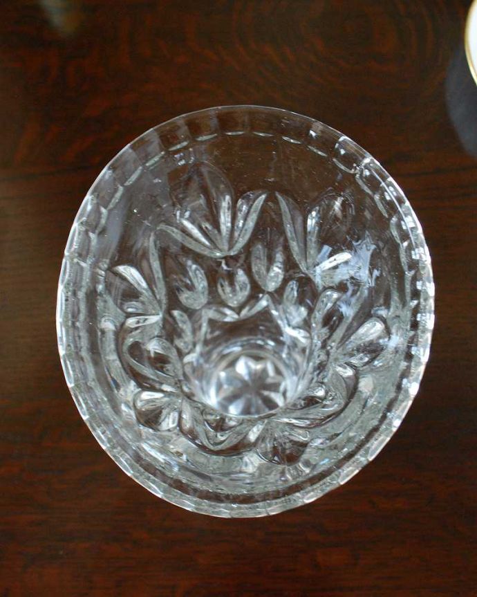 アンティーク 雑貨のガラス小物　アンティーク雑貨　花束のようなシルエットがかわいいフラワーベース、アンティークプレスドグラス。上から見て中をチェックアンティークなので多少の欠けやキズがある場合がありますが、使用上問題ありませんのでご了承下さい。(pg-5241)