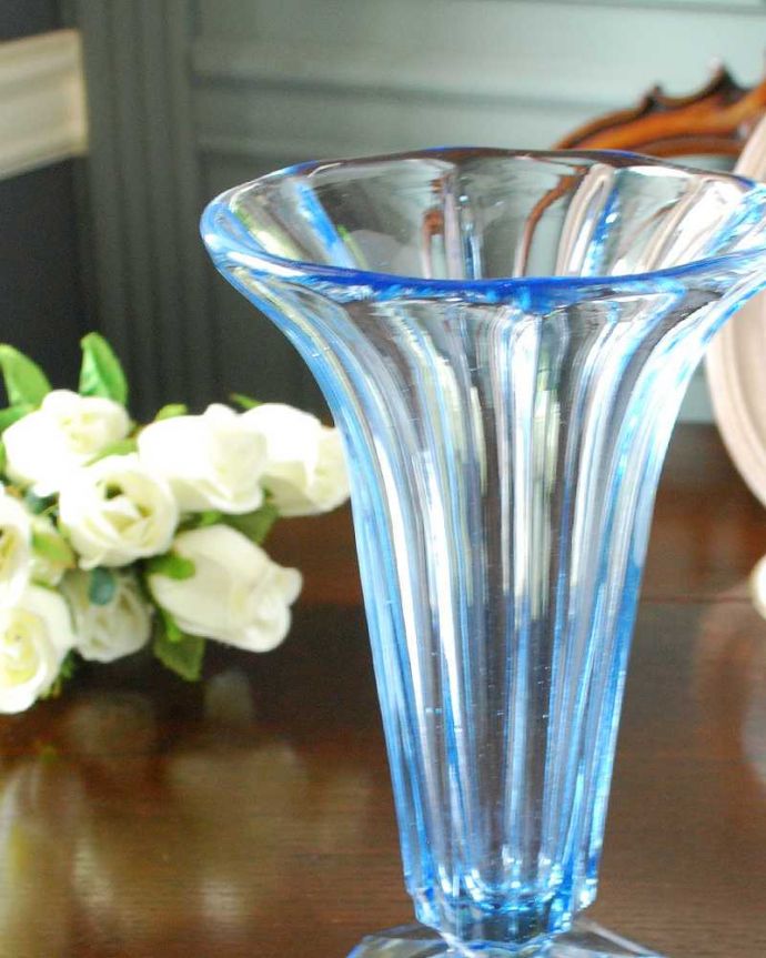 アンティーク 雑貨のガラス小物　アンティーク雑貨　透明感のある美しいブルーのアンティークプレスドグラス、フラワーべース。普段の生活にパッと華を添えてくれるアンティーク気軽に使えるアンティークのプレスドグラスの中で、もっとも英国らしいアイテムの花器。(pg-5242)