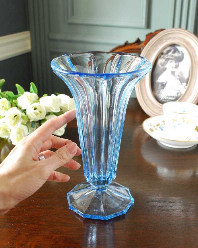 アンティーク 雑貨のガラス小物　アンティーク雑貨　透明感のある美しいブルーのアンティークプレスドグラス、フラワーべース。キラキラ輝く美しさ置いておくだけでも絵になるデザイン。(pg-5242)