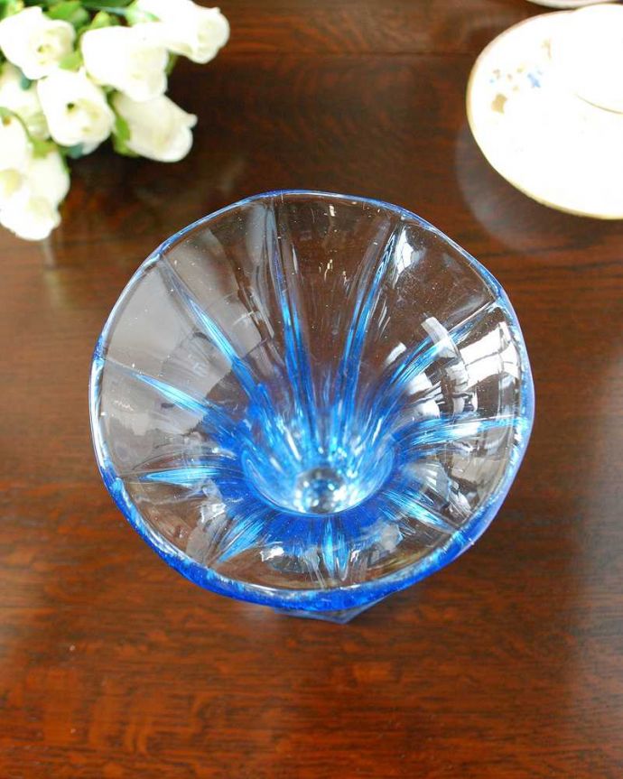 アンティーク 雑貨のガラス小物　アンティーク雑貨　透明感のある美しいブルーのアンティークプレスドグラス、フラワーべース。上から見て中をチェックアンティークなので多少の欠けやキズがある場合がありますが、使用上問題ありませんのでご了承下さい。(pg-5242)