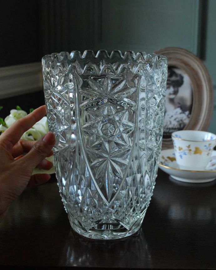 アンティーク 雑貨のガラス小物　アンティーク雑貨　豪華なカッティングがお部屋を彩るアンティーク プレスドグラス、フラワーベース。置くだけで華やかな雰囲気大きなサイズの花器は、お家に1つは欲しいアイテム。(pg-5243)
