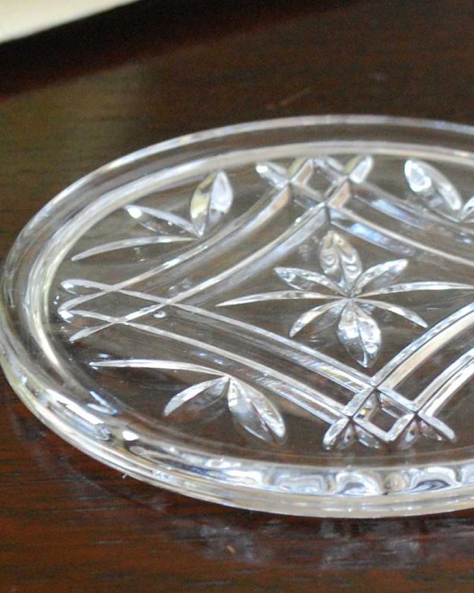 アンティーク 雑貨のガラス小物　アンティーク雑貨　ガラスでできた小さなコースター、アンティークプレスドグラス。お茶の時間を華やかにする小さなガラスのコースター毎日のお茶の時間や、特別なおもてなしにもピッタリな美しいガラスのコースターです。(pg-5246)