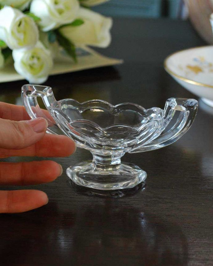 アンティーク 雑貨のガラス小物　アンティーク雑貨　サイドに持ち手のついた小さなプレスドグラス（スパイス入れ）。使う度に、なんだかワクワク食事の時間が楽しくなっちゃう美しいデザイン。(pg-5252)