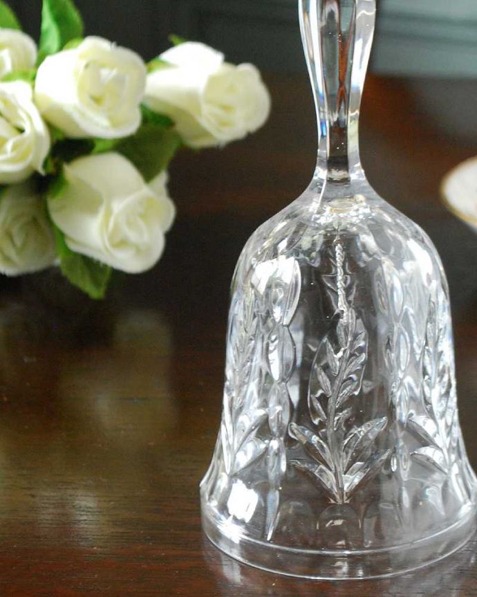 アンティーク 雑貨のガラス小物　アンティーク雑貨　植物のカッティングが爽やかなアンティークのガラスベル、イギリスのプレスドグラス。装飾も美しいガラスで出来たベル使用人を呼ぶために日常的に使われていたベル。(pg-5259)