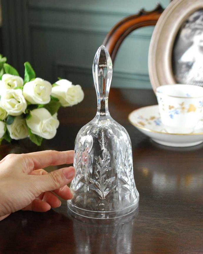 アンティーク 雑貨のガラス小物　アンティーク雑貨　植物のカッティングが爽やかなアンティークのガラスベル、イギリスのプレスドグラス。大きさはこれくらいですいろんな場所に置いて使われていただけあって、大きさもいろいろ。(pg-5259)