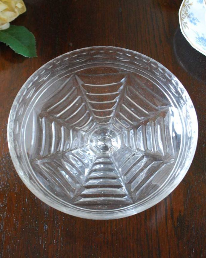 アンティーク 雑貨のガラス小物　アンティーク雑貨　テーブルが華やかになるアンティークプレスドグラス、ケーキスタンド（コンポート）。上から見ると美しいデザインアンティークのため、多少の欠け・傷がある場合がありますが、使用上問題はありませんので、ご了承下さい。(pg-5266)