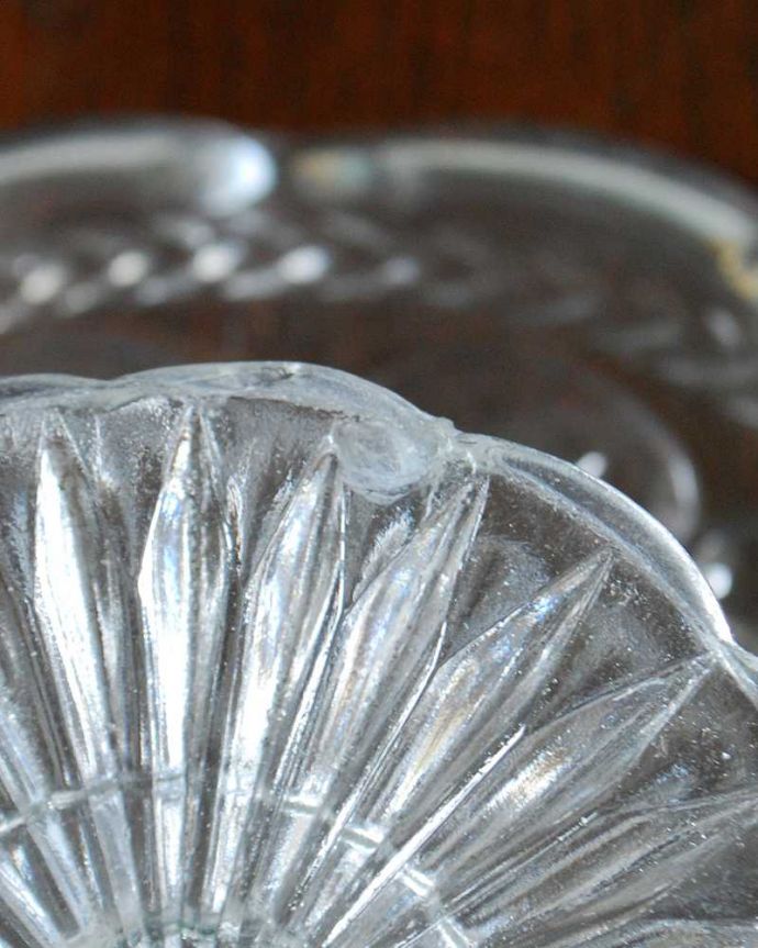 アンティーク 雑貨のガラス小物　アンティーク雑貨　カーブを描く縁取りが可愛いアンティーク プレスドグラスのケーキスタンド。カケがあるのでSALE価格ですカケがありました。(pg-5268)
