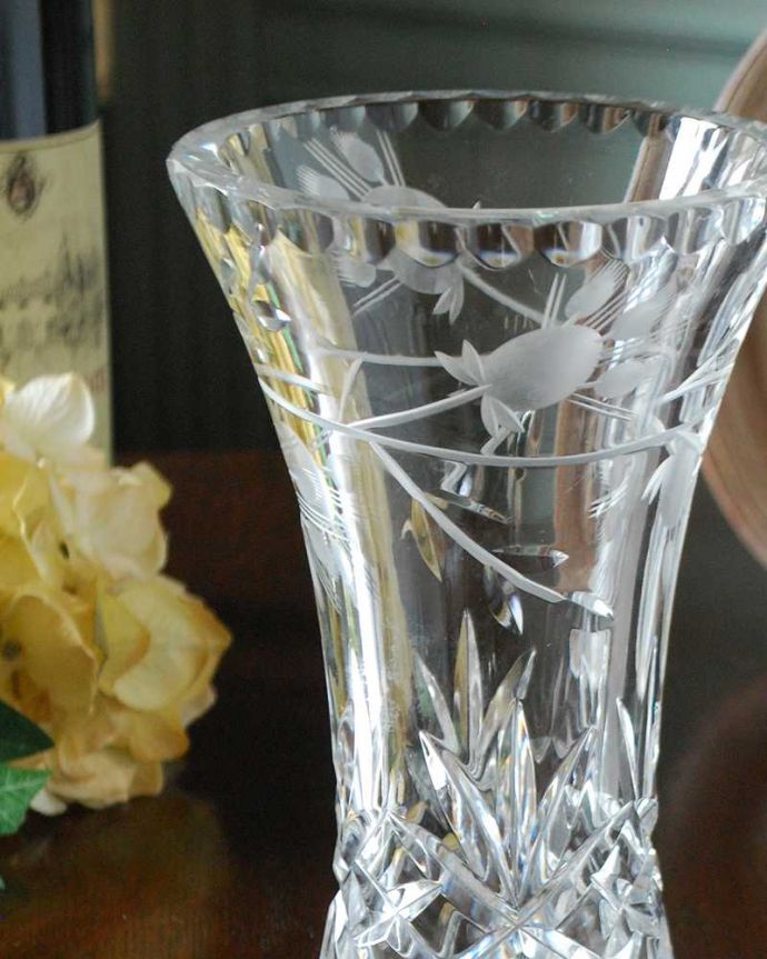 アンティーク雑貨 上品なお花のデザインが素敵なアンティーク プレスドグラス(フラワーベース)。お花を入れずに眺めているだけで幸せな時間アンティークのガラスは成分が今のものと違うので、置いておくだけでキラキラ輝いて楽しめます。(pg-5270)
