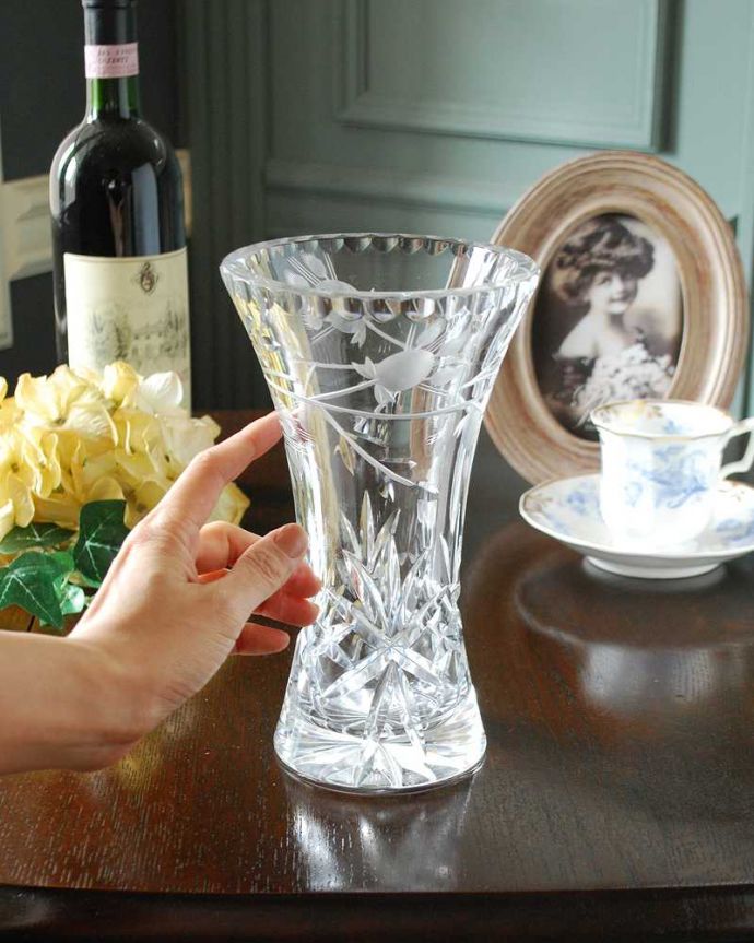 アンティーク雑貨 上品なお花のデザインが素敵なアンティーク プレスドグラス(フラワーベース)。気軽に使えるフラワーベース英国らしくいろんなサイズが見つかる花器。(pg-5270)