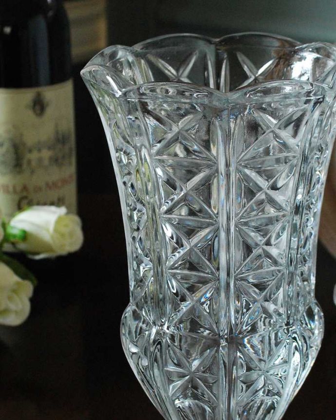 アンティーク 雑貨のガラス小物　アンティーク雑貨　華やかなカッティングの花器、アンティークプレスドグラス（フラワーベース）。普段の生活にパッと華を添えてくれるアンティーク気軽に使えるアンティークのプレスドグラスの中で、もっとも英国らしいアイテムの花器。(pg-5271)